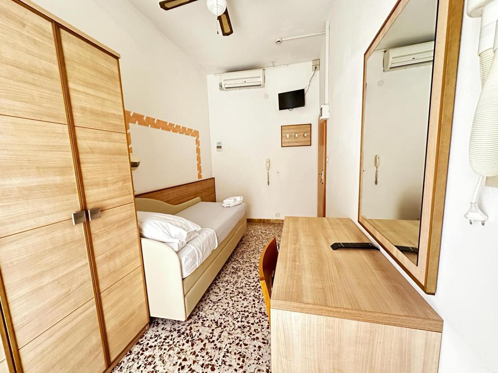 Hotel Ravello Da Lorenzo E Moira Adults Only Римини Екстериор снимка